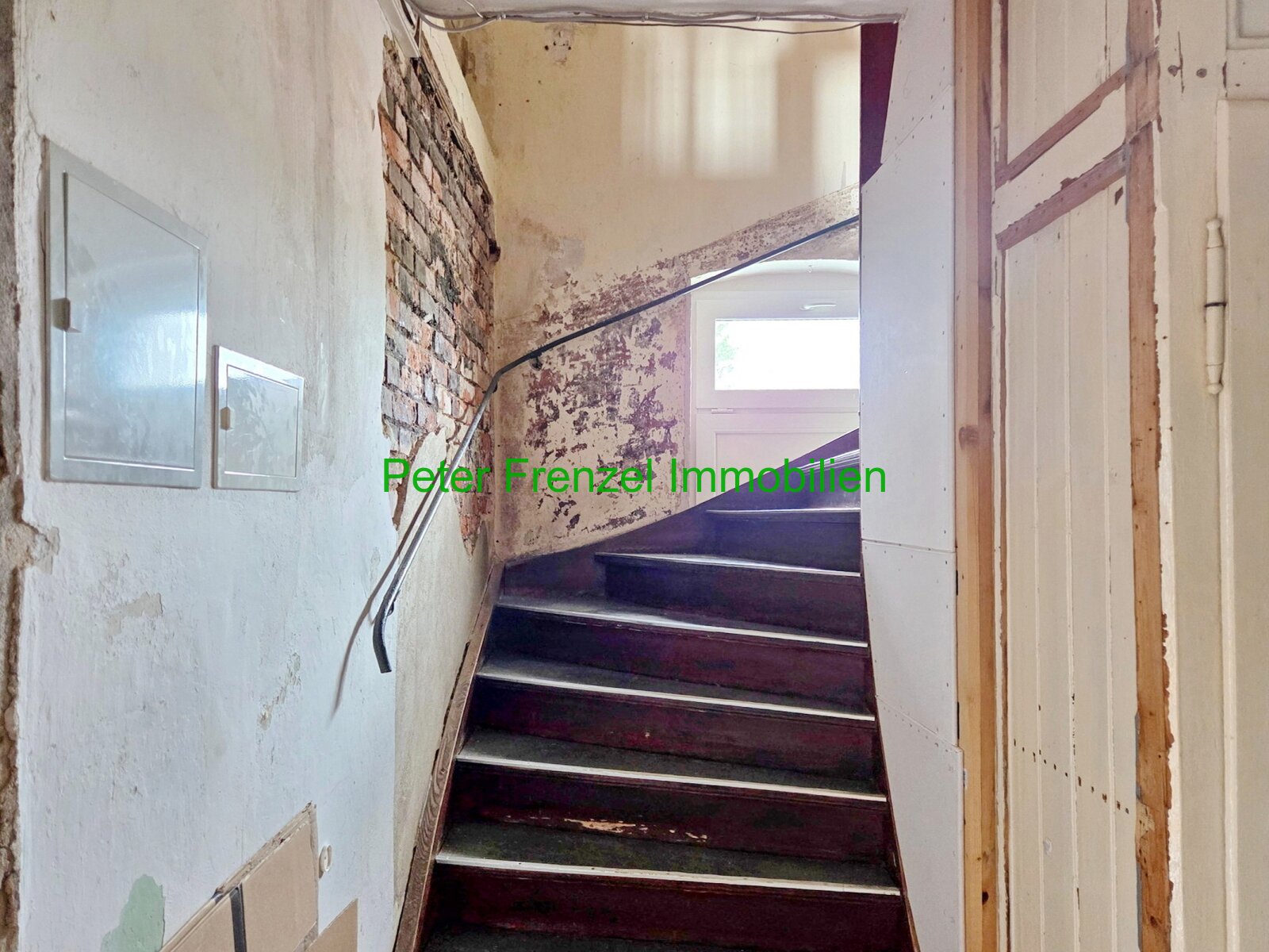 Zweifamilienhaus - mit Gartengrundstück und Nebengelass