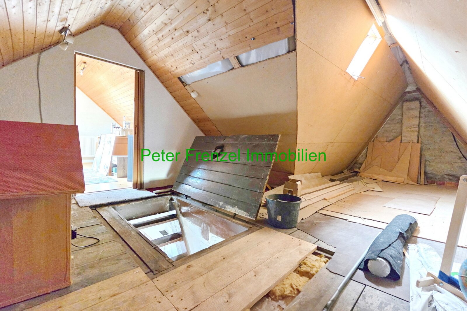 Zweifamilienhaus - mit Gartengrundstück und Nebengelass