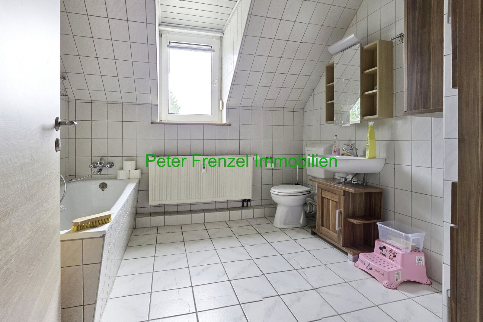 Zweifamilienhaus - mit Gartengrundstück und Nebengelass