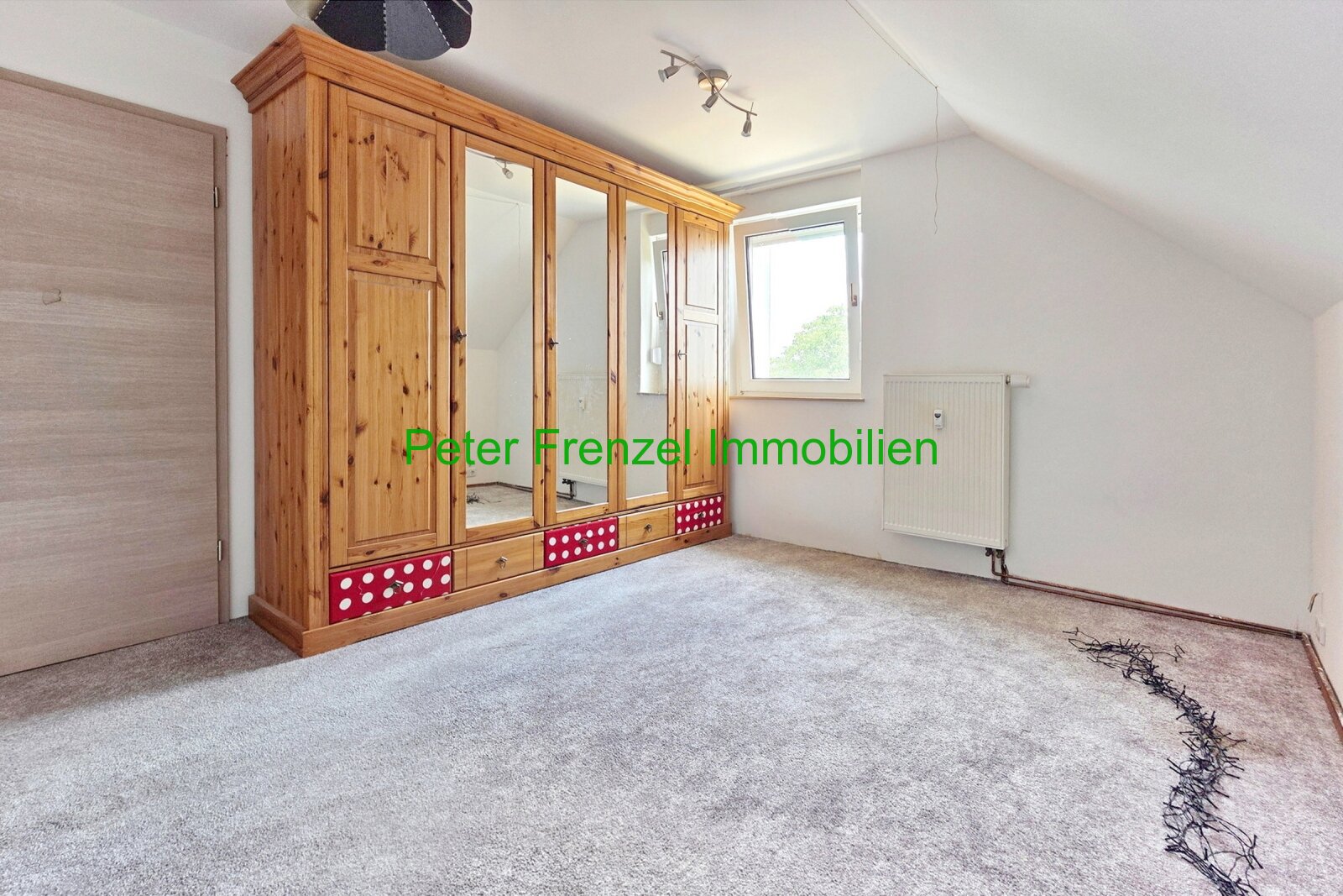 Zweifamilienhaus - mit Gartengrundstück und Nebengelass