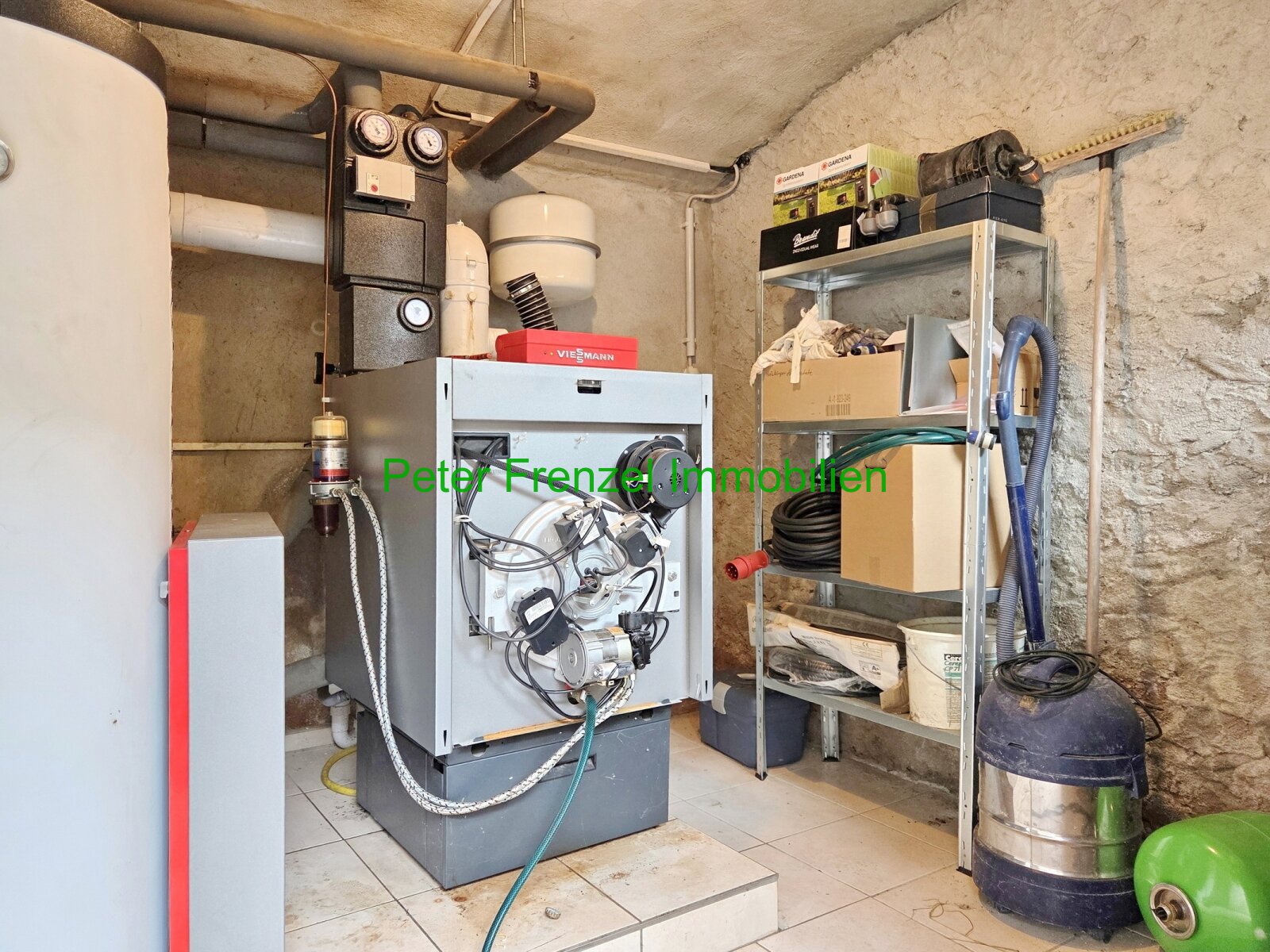 Zweifamilienhaus - mit Gartengrundstück und Nebengelass