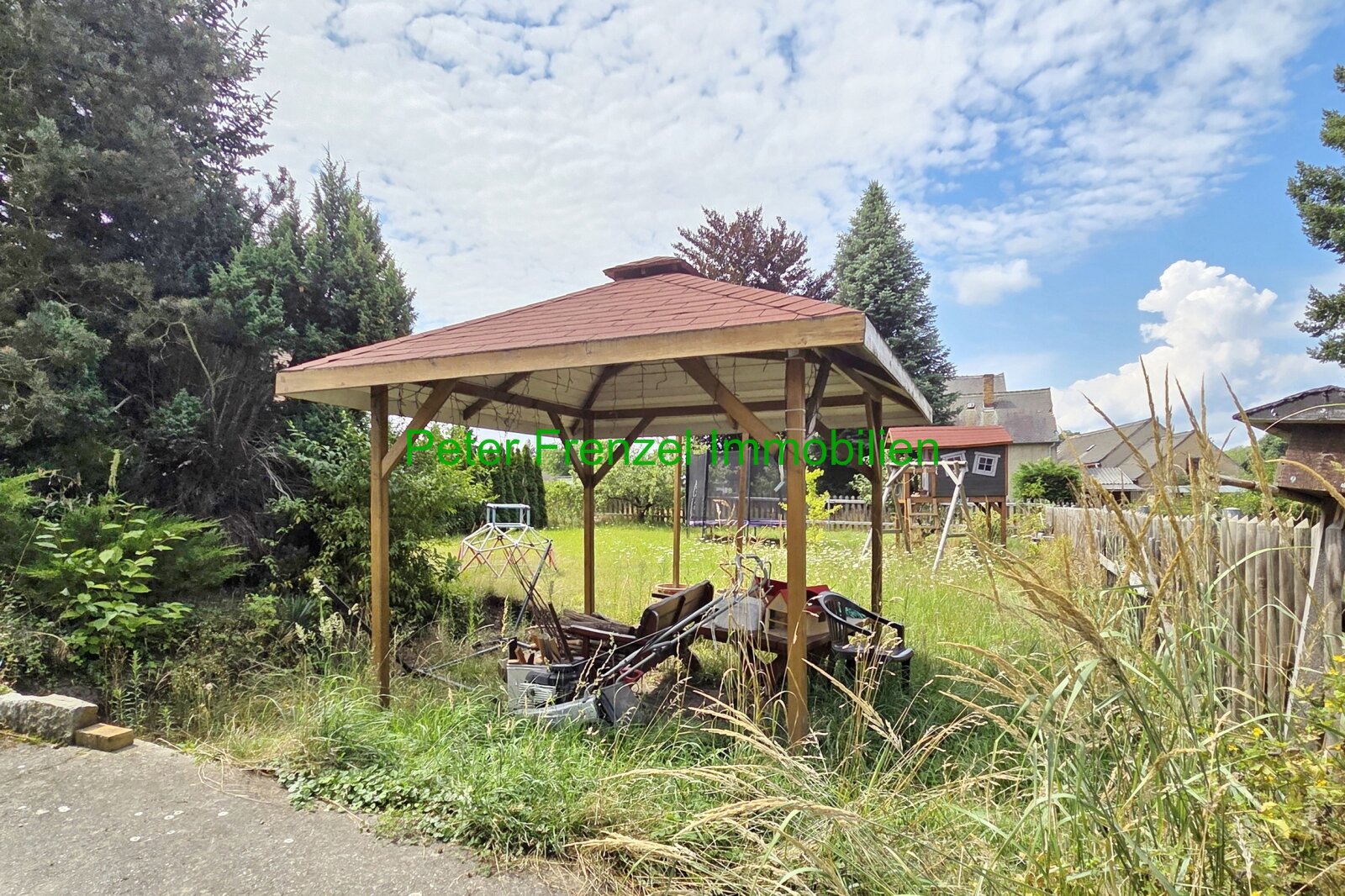 Zweifamilienhaus - mit Gartengrundstück und Nebengelass