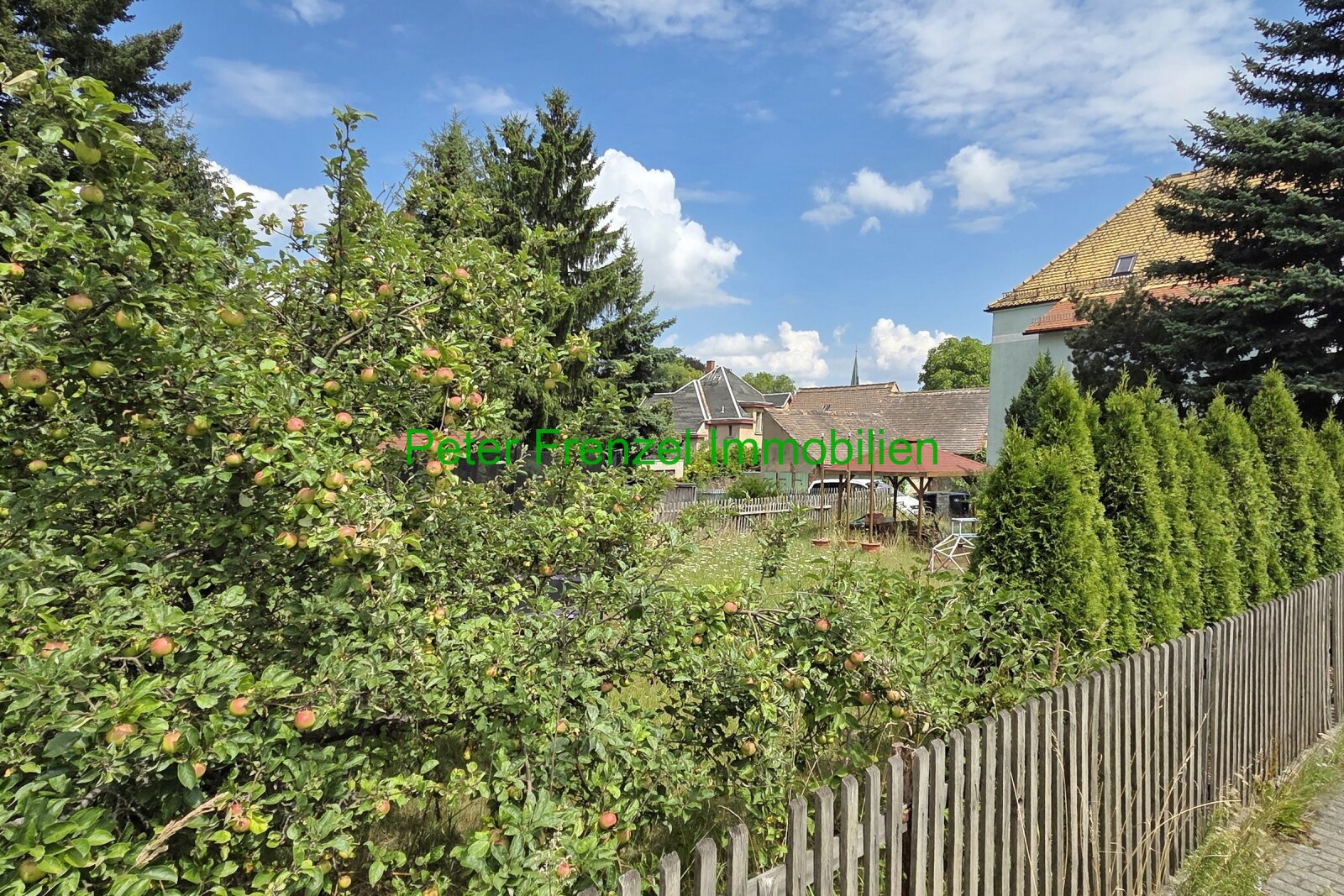 Zweifamilienhaus - mit Gartengrundstück und Nebengelass