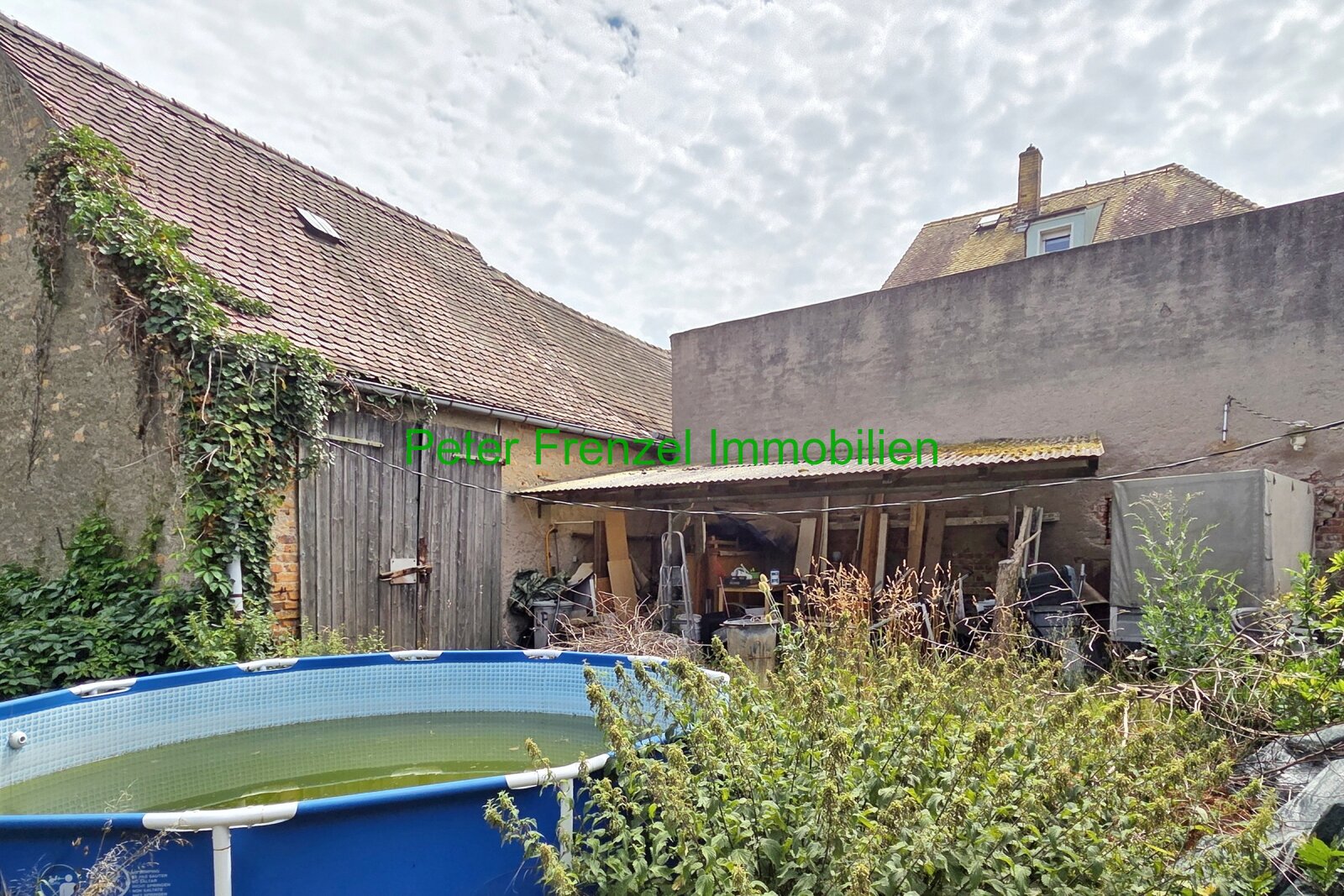 Zweifamilienhaus - mit Gartengrundstück und Nebengelass