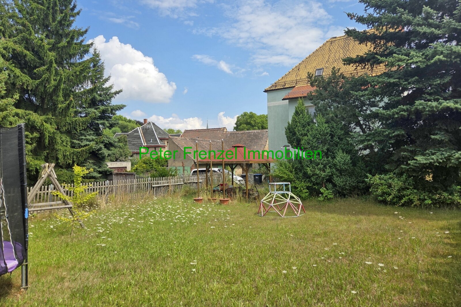 Zweifamilienhaus - mit Gartengrundstück und Nebengelass