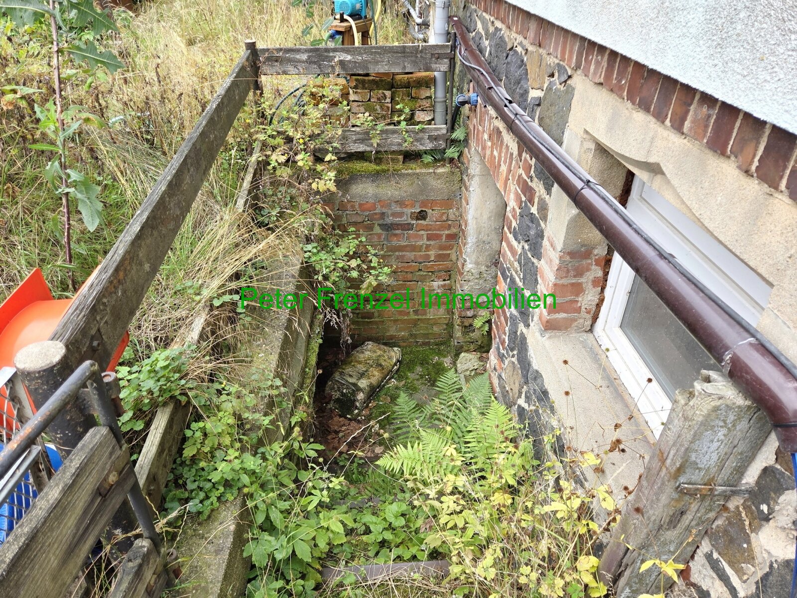 Zweifamilienhaus - mit Gartengrundstück und Nebengelass
