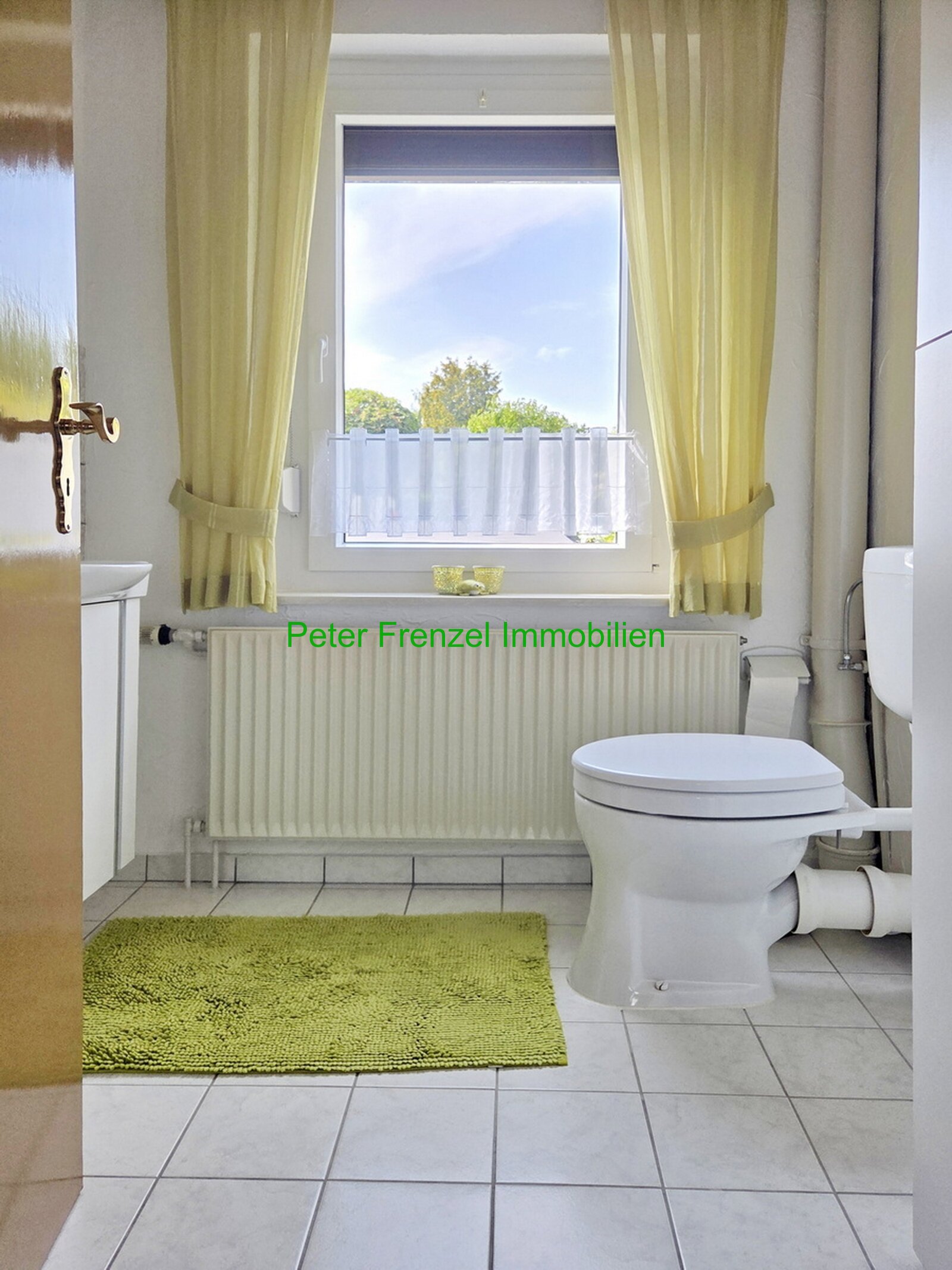 gepflegte Doppelhaushälfte auf großem Grundstück - Wohnsiedlung