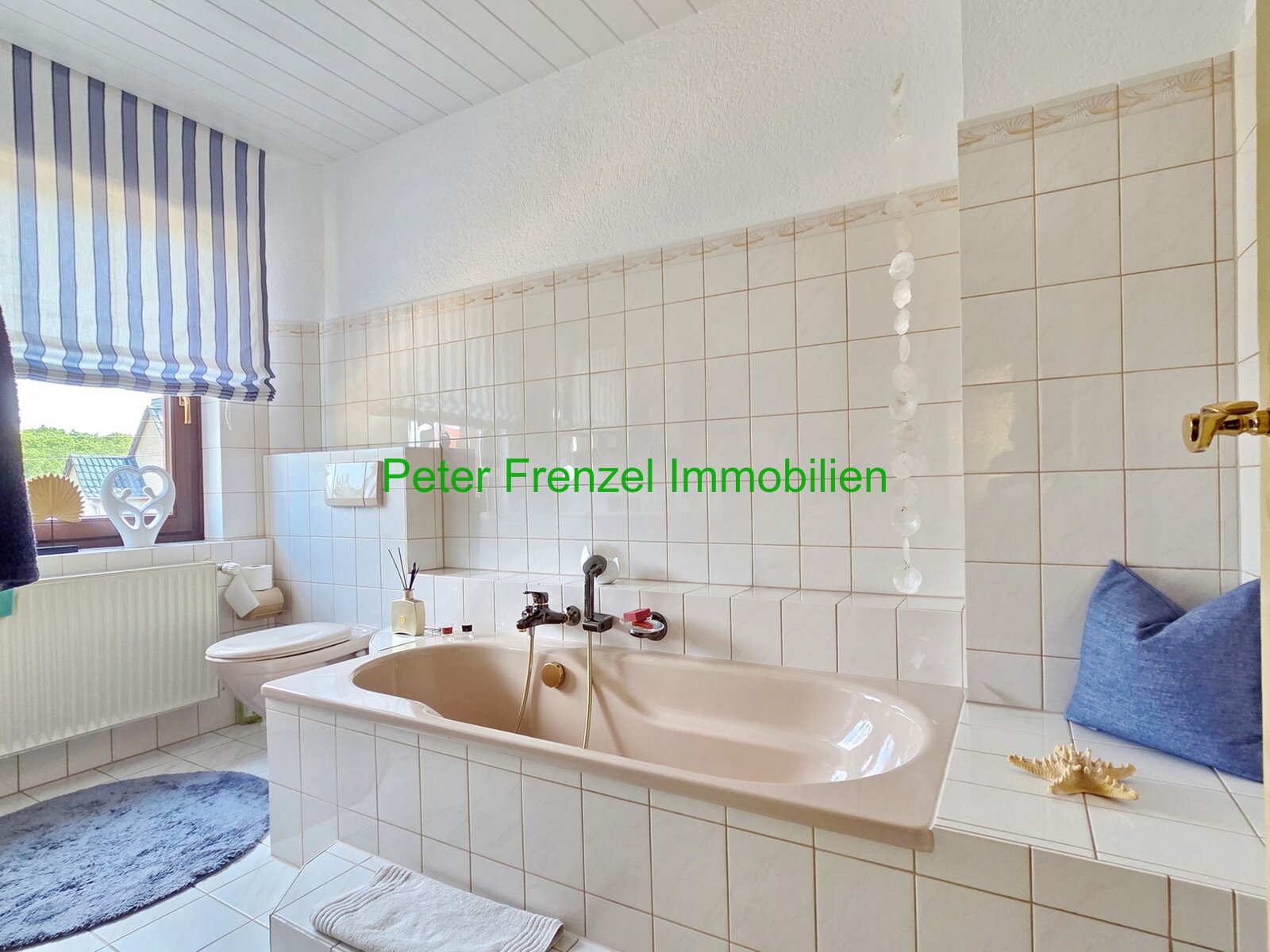 gepflegte Doppelhaushälfte auf großem Grundstück - Wohnsiedlung