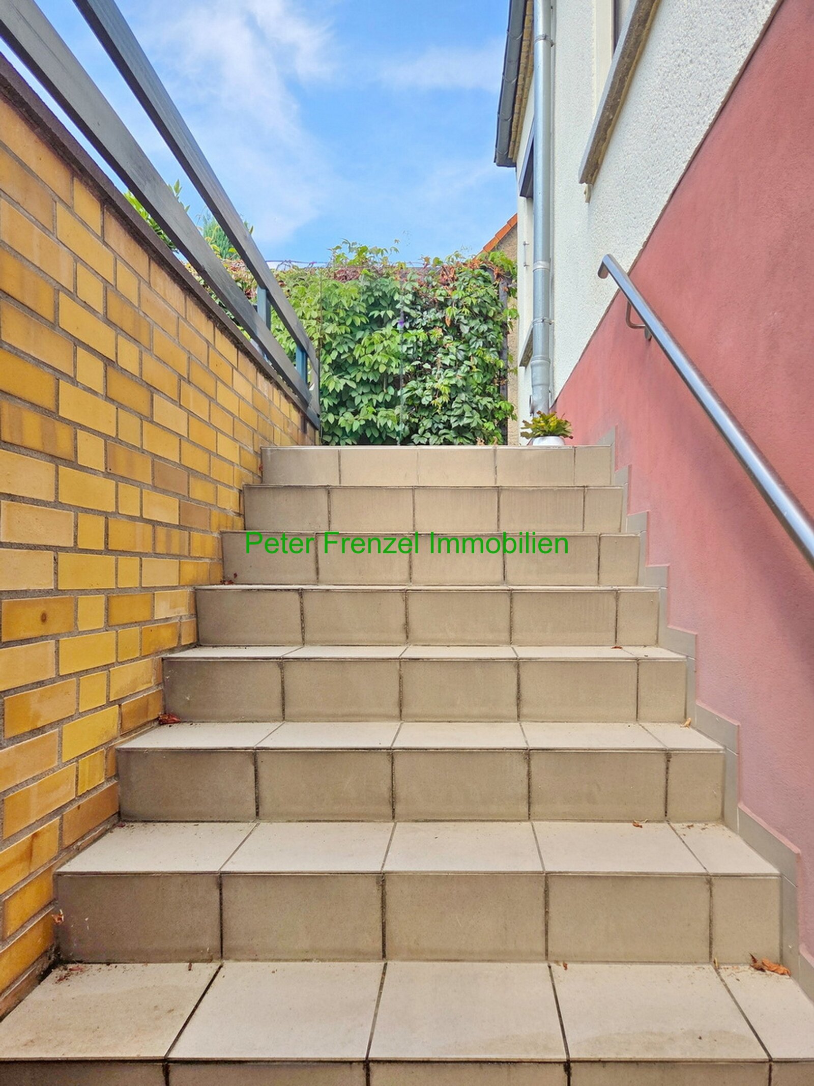 gepflegte Doppelhaushälfte auf großem Grundstück - Wohnsiedlung