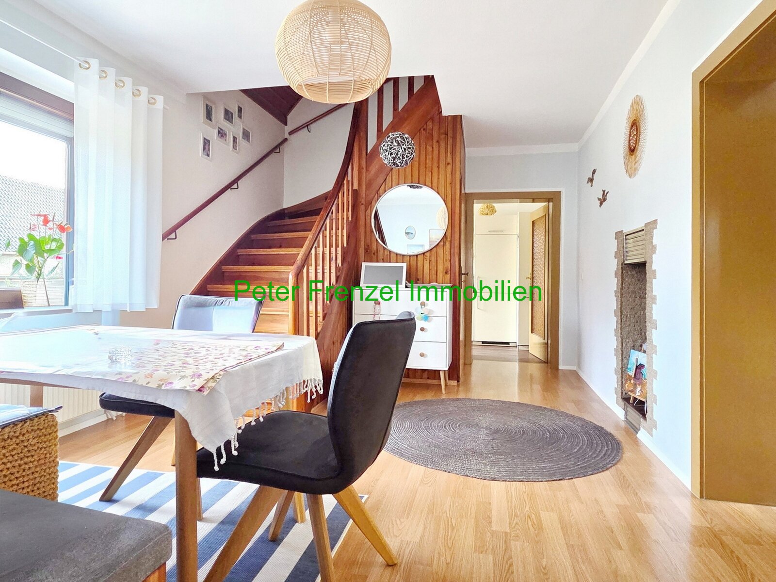 gepflegte Doppelhaushälfte auf großem Grundstück - Wohnsiedlung