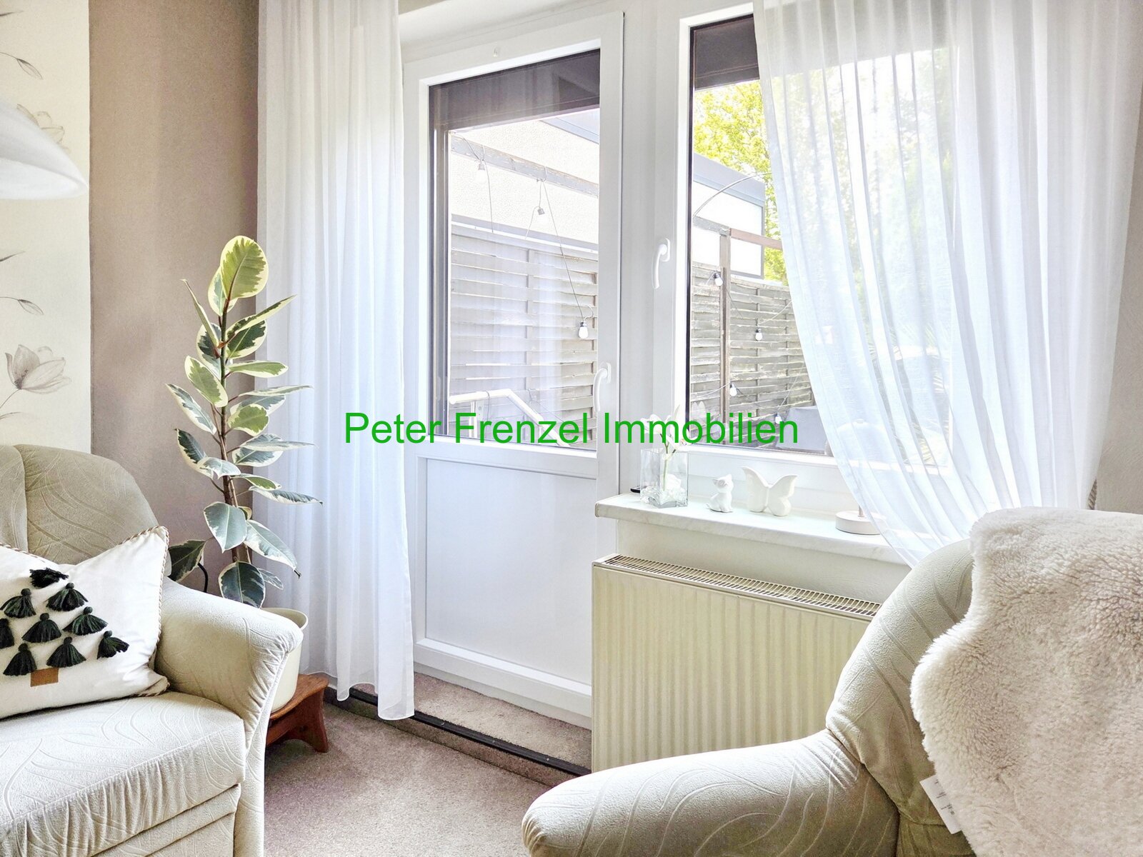 gepflegte Doppelhaushälfte auf großem Grundstück - Wohnsiedlung