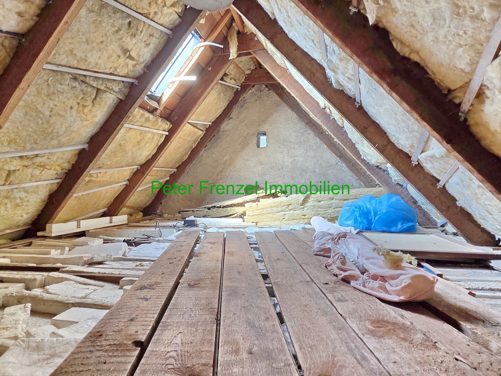 gepflegte Doppelhaushälfte auf großem Grundstück - Wohnsiedlung