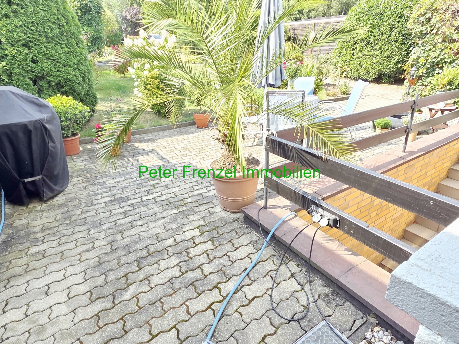 gepflegte Doppelhaushälfte auf großem Grundstück - Wohnsiedlung