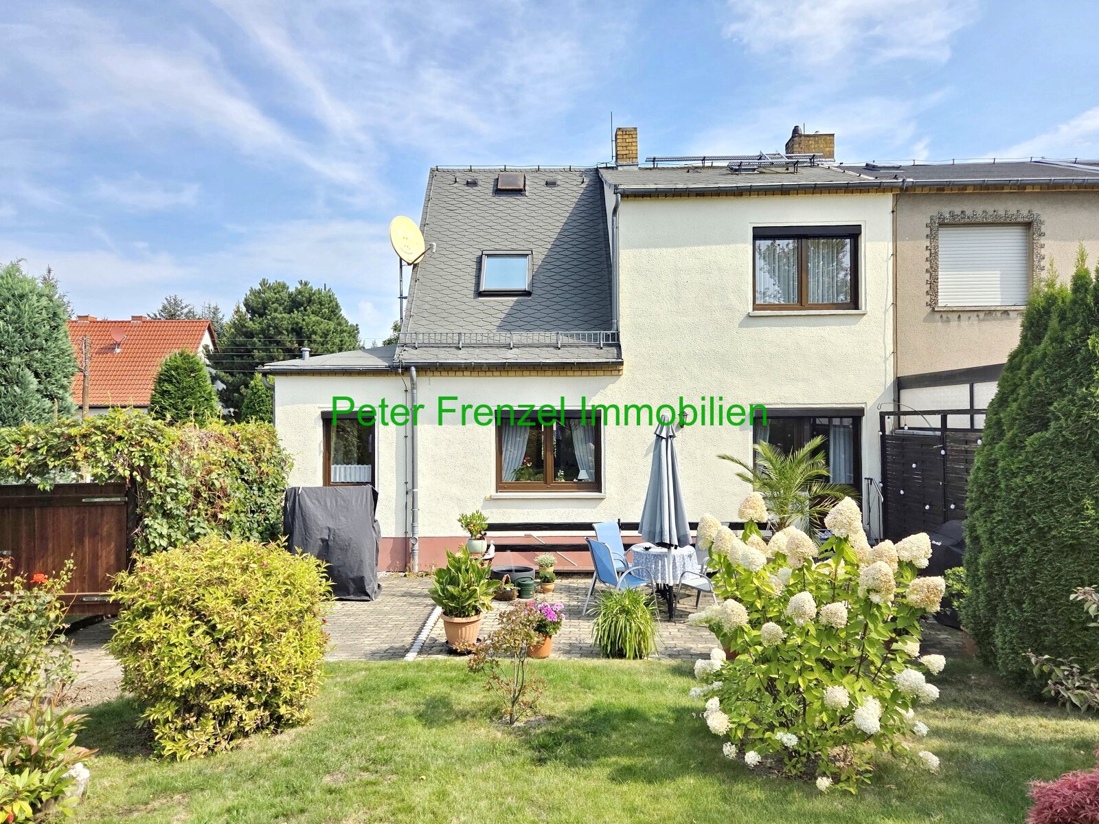 gepflegte Doppelhaushälfte auf großem Grundstück - Wohnsiedlung