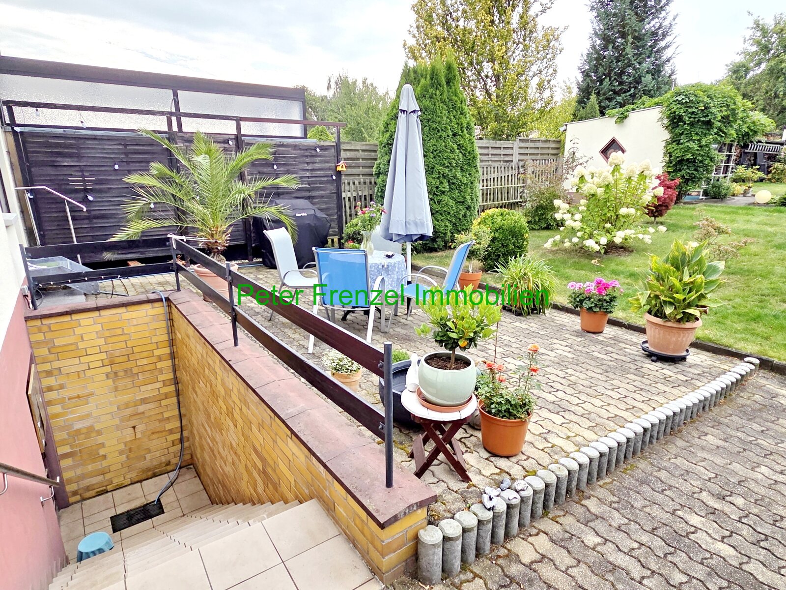 gepflegte Doppelhaushälfte auf großem Grundstück - Wohnsiedlung