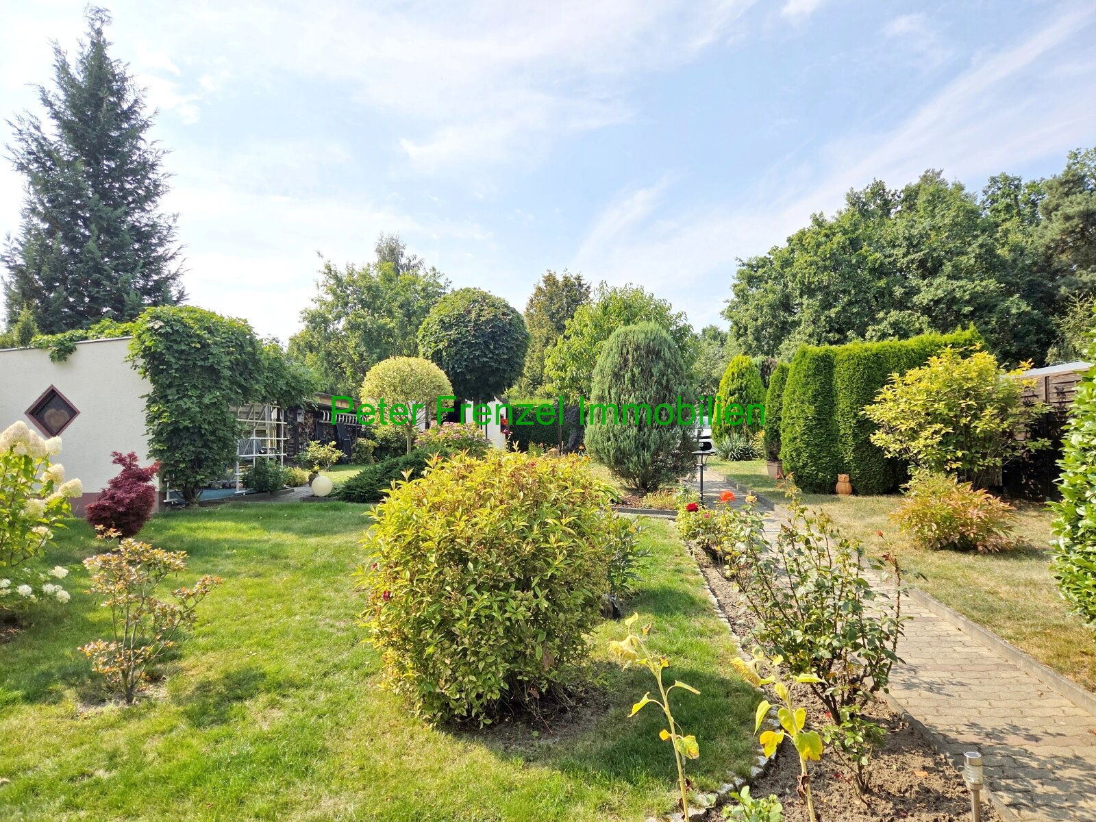 gepflegte Doppelhaushälfte auf großem Grundstück - Wohnsiedlung
