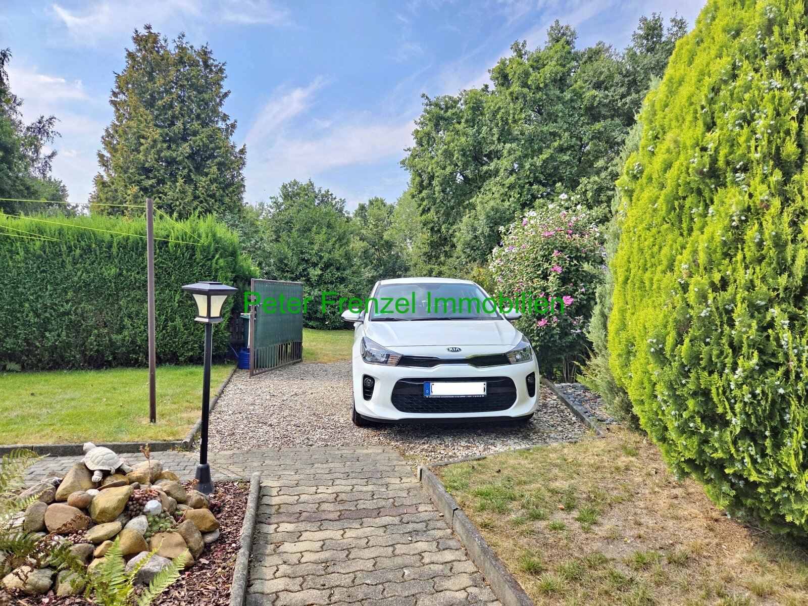 gepflegte Doppelhaushälfte auf großem Grundstück - Wohnsiedlung