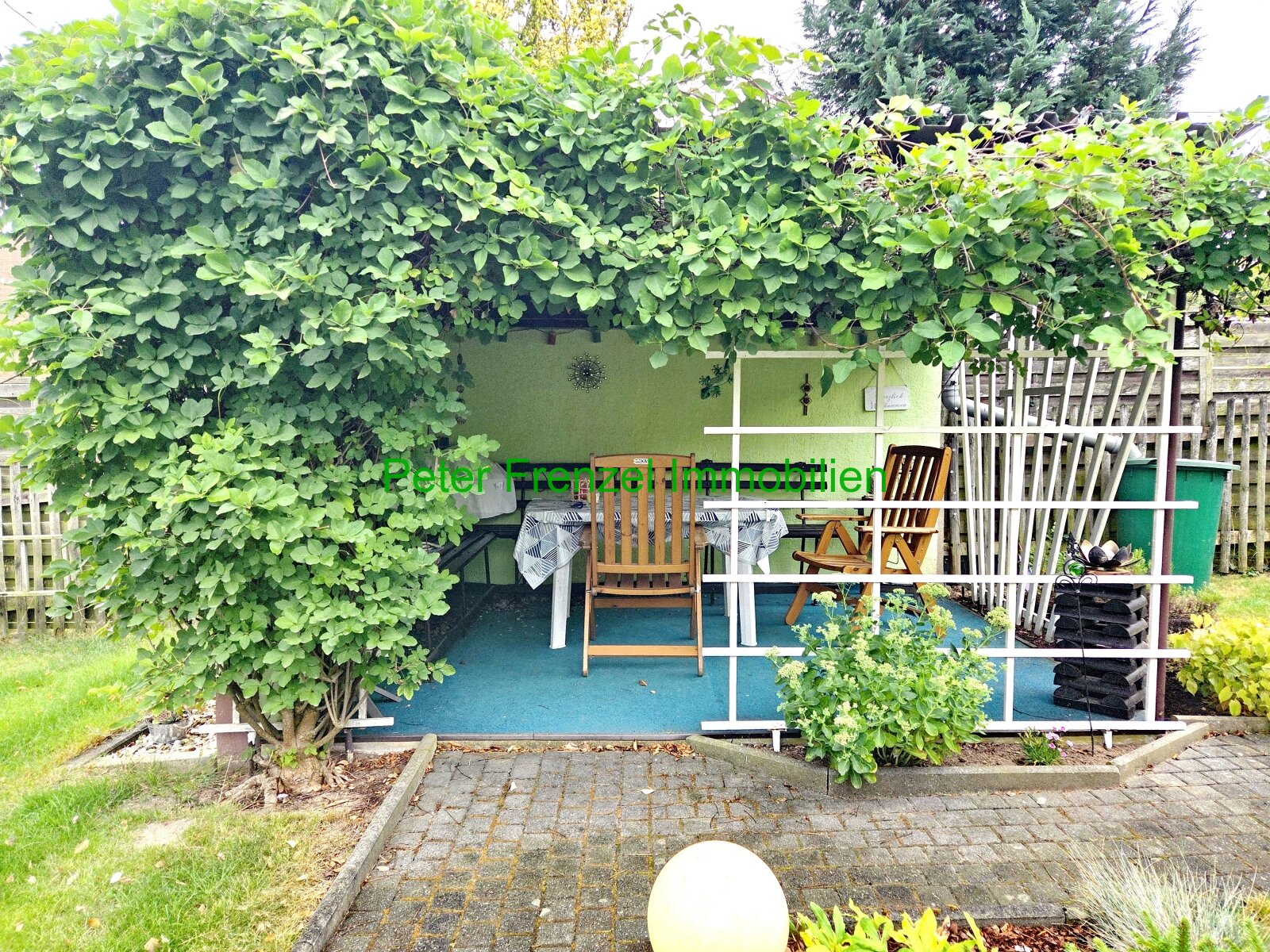 gepflegte Doppelhaushälfte auf großem Grundstück - Wohnsiedlung