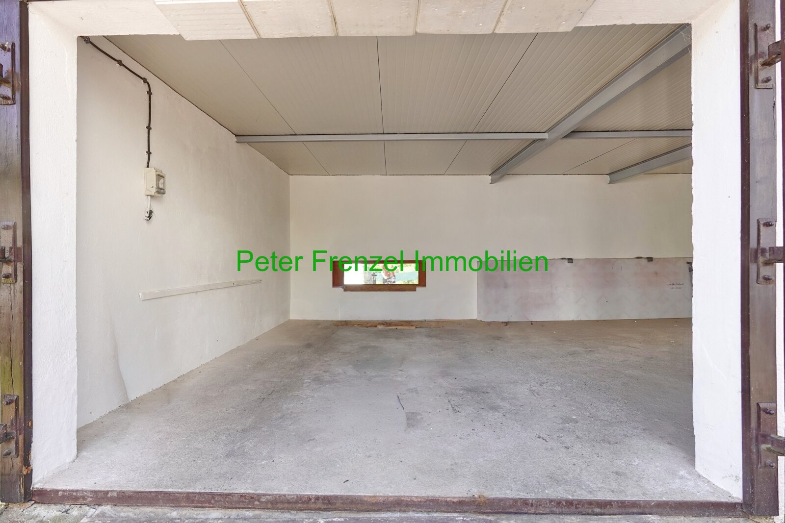 gepflegtes Einfamilienhaus mit Pool, großem Garten und 2 Garagen