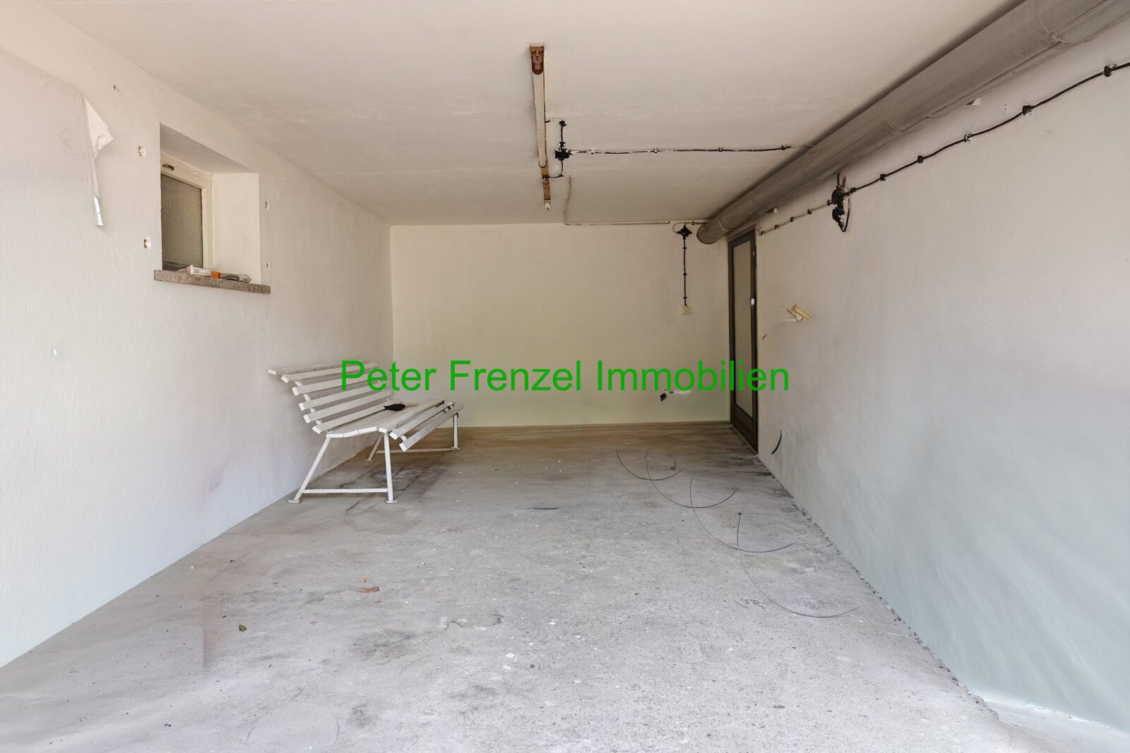 gepflegtes Einfamilienhaus mit Pool, großem Garten und 2 Garagen