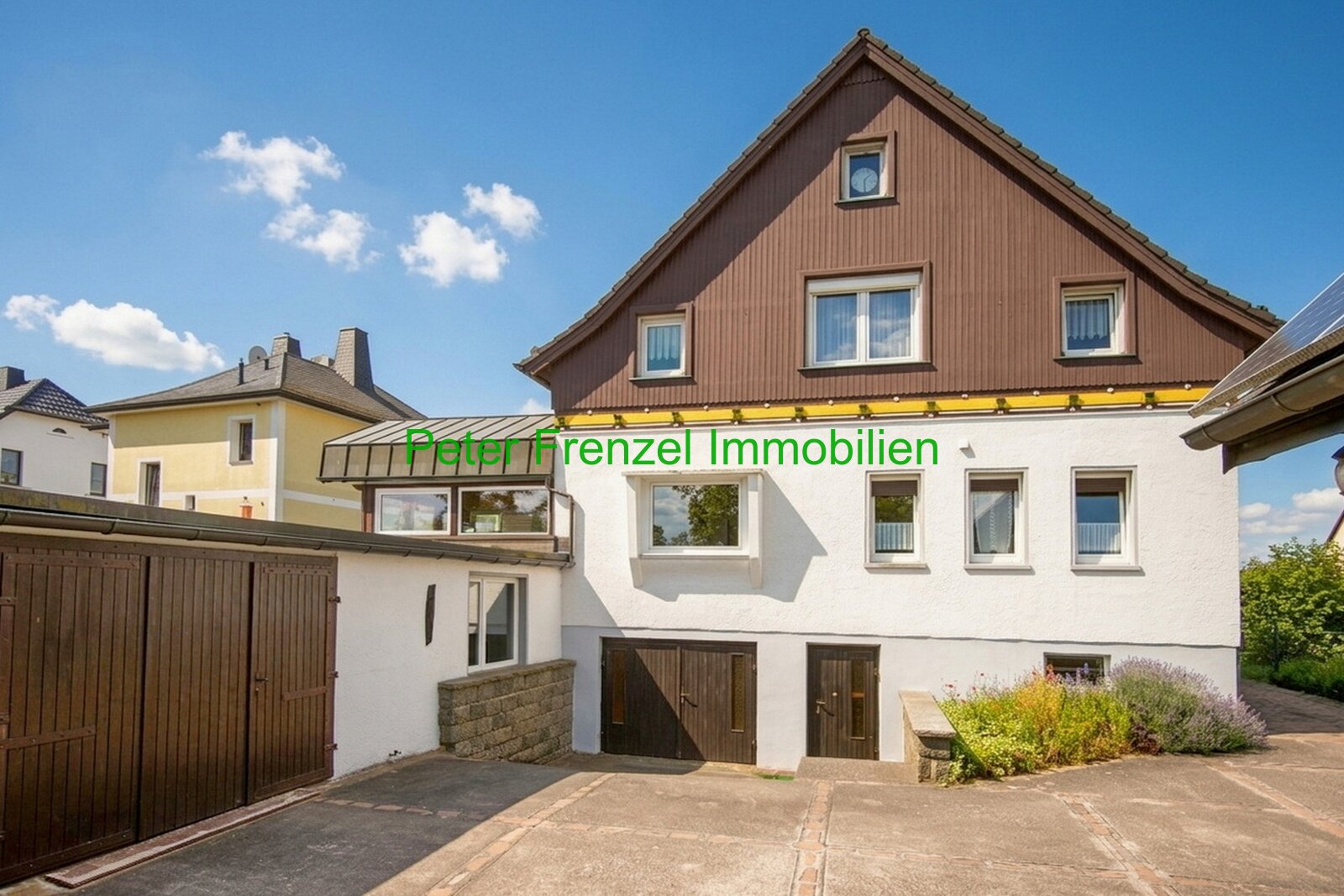 gepflegtes Einfamilienhaus mit Pool, großem Garten und 2 Garagen