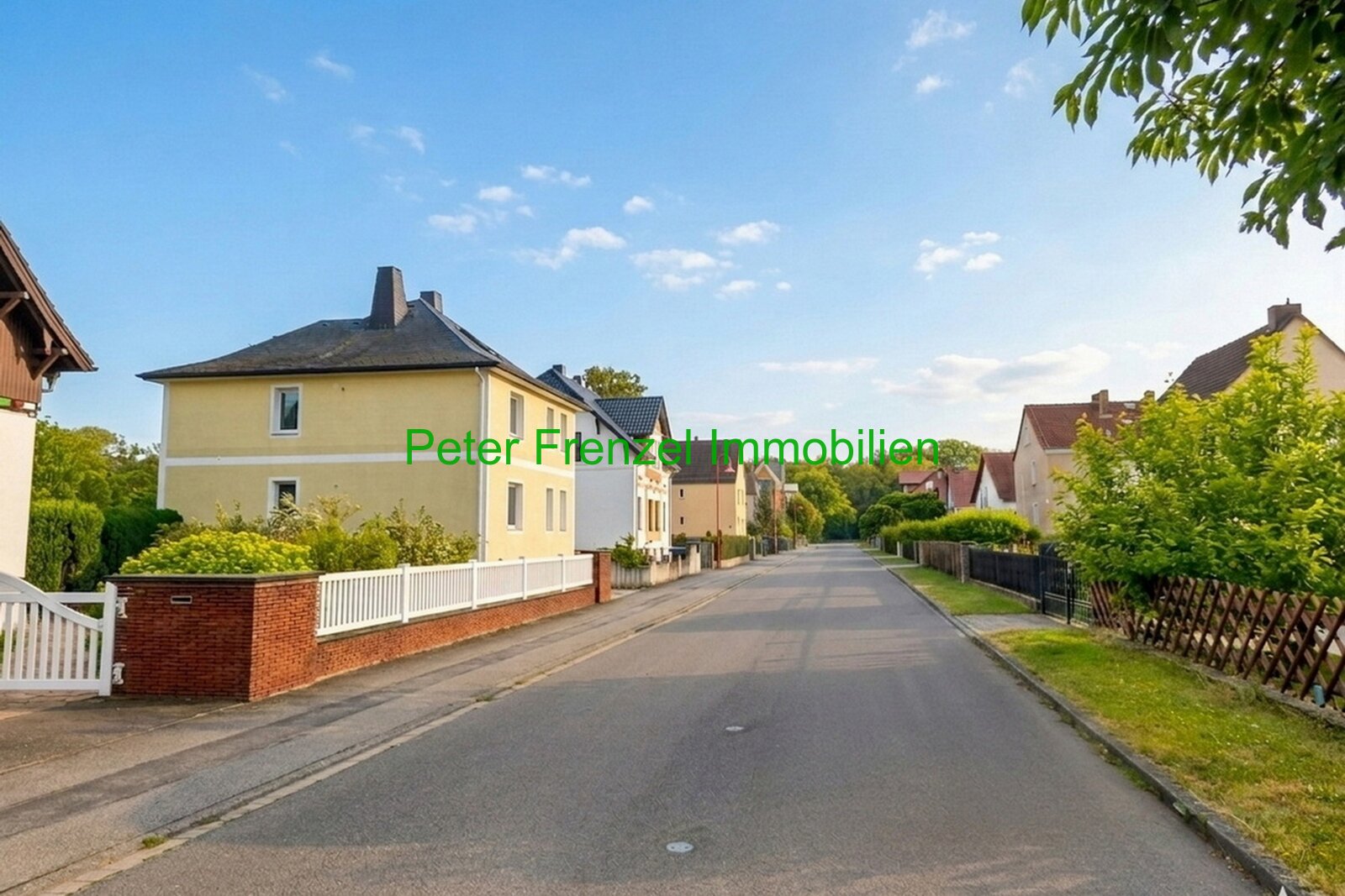 gepflegtes Einfamilienhaus mit Pool, großem Garten und 2 Garagen