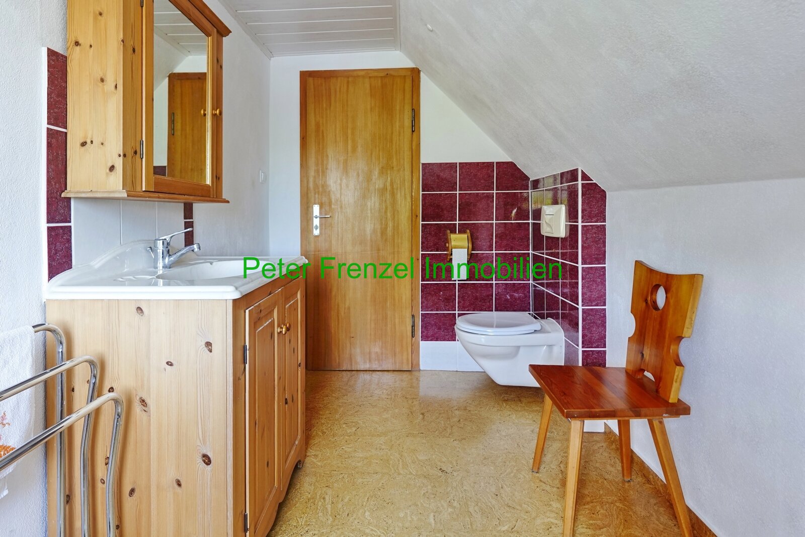 gepflegtes Einfamilienhaus mit Pool, großem Garten und 2 Garagen