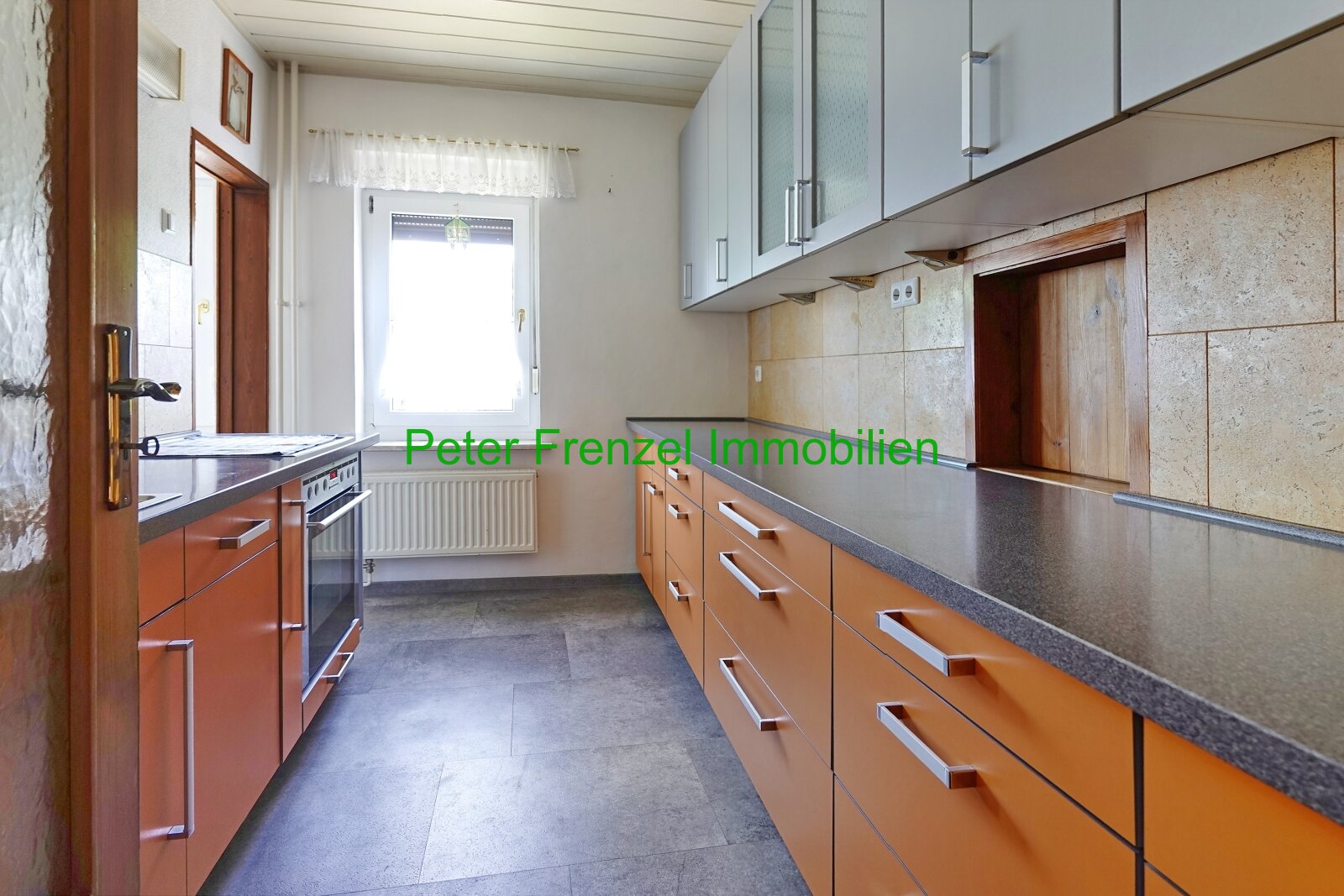 gepflegtes Einfamilienhaus mit Pool, großem Garten und 2 Garagen