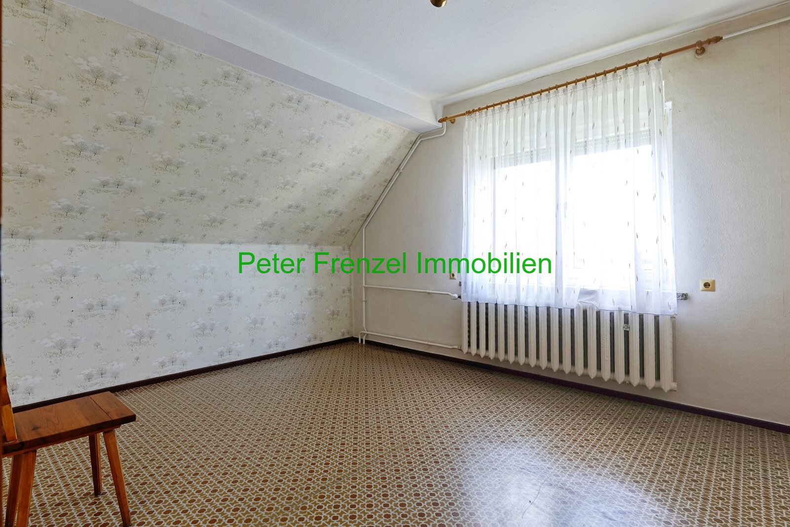 gepflegtes Einfamilienhaus mit Pool, großem Garten und 2 Garagen