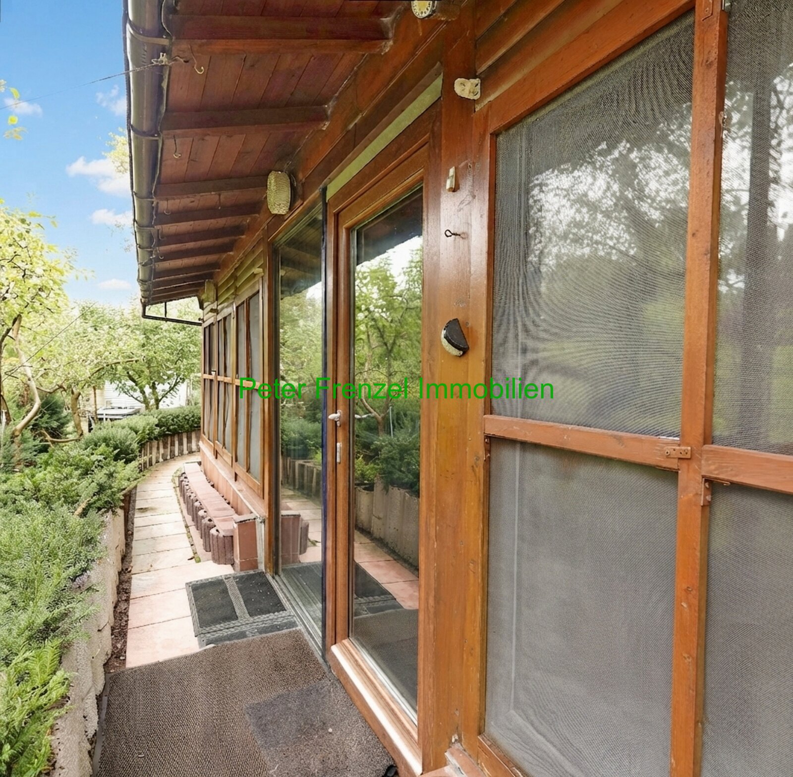 Ihr neues Paradies im Grünen: Charmanter Holzbungalow mit Wintergarten