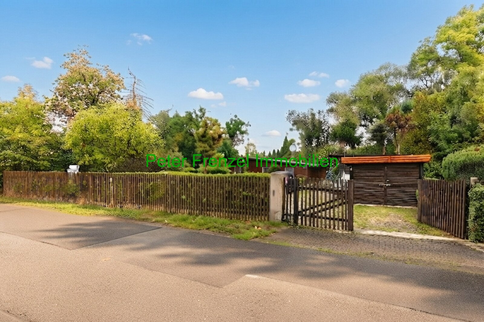 Ihr neues Paradies im Grünen: Charmanter Holzbungalow mit Wintergarten