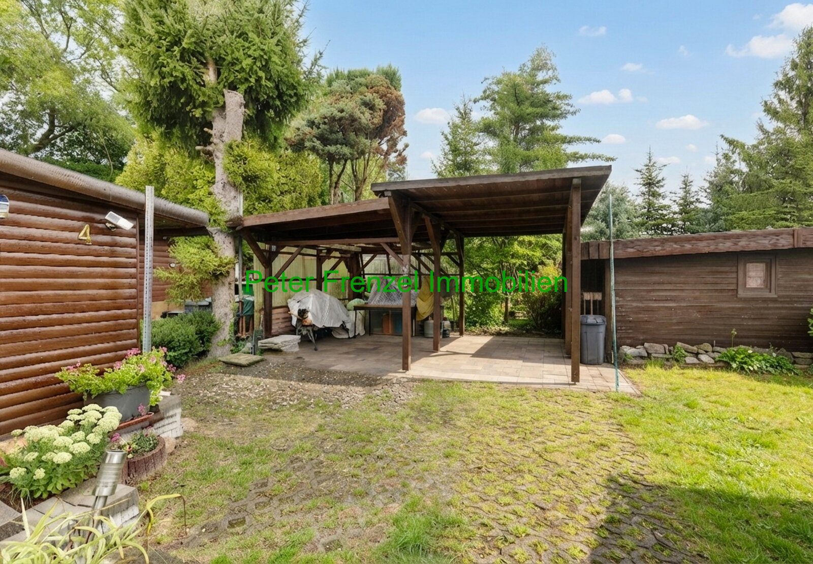 Ihr neues Paradies im Grünen: Charmanter Holzbungalow mit Wintergarten