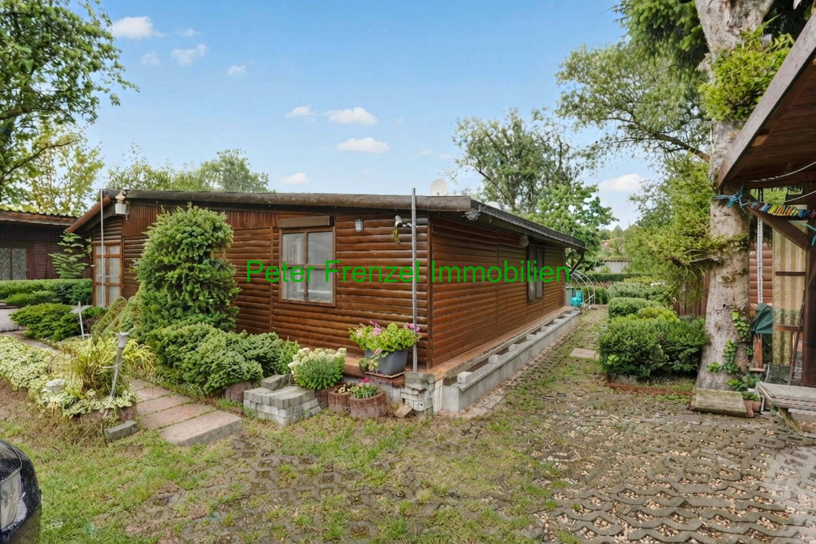 Ihr neues Paradies im Grünen: Charmanter Holzbungalow mit Wintergarten