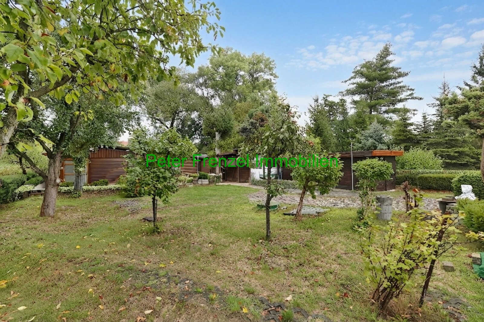 Ihr neues Paradies im Grünen: Charmanter Holzbungalow mit Wintergarten