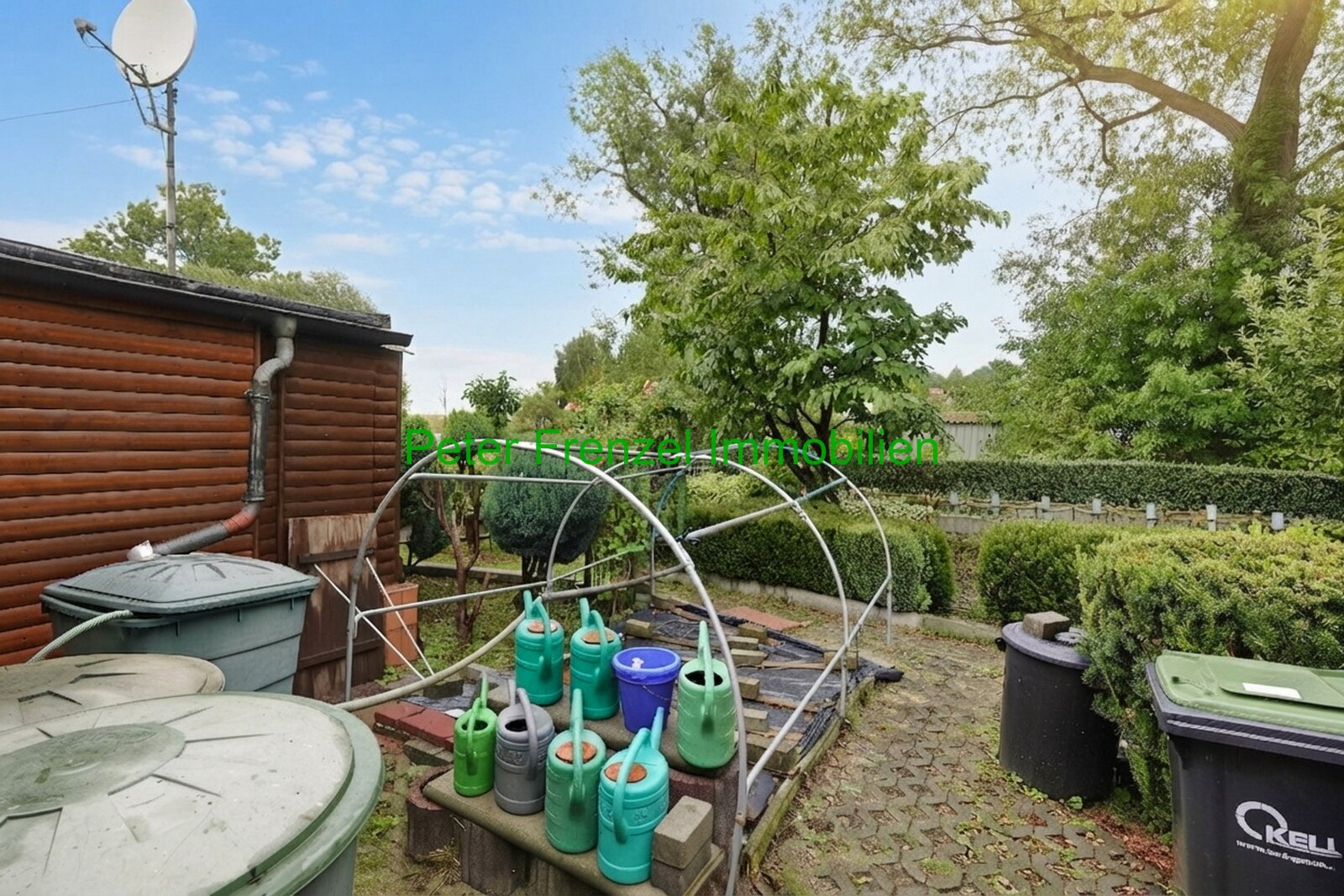 Ihr neues Paradies im Grünen: Charmanter Holzbungalow mit Wintergarten
