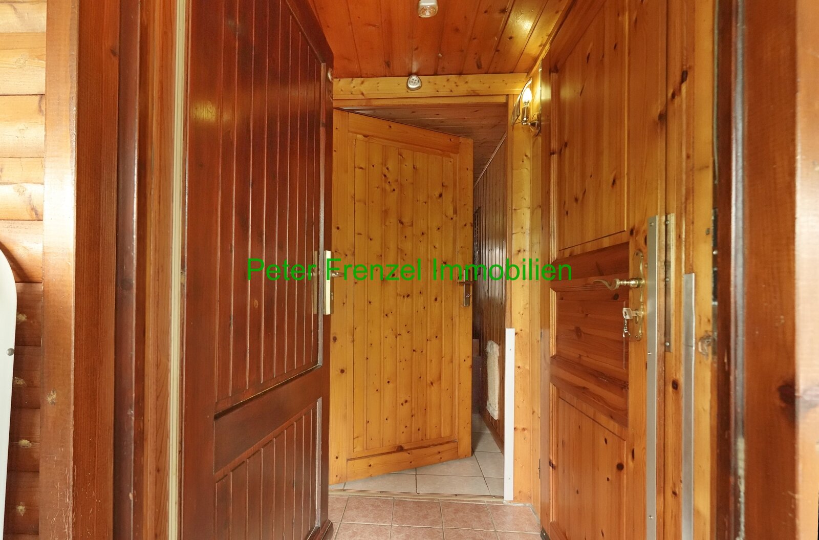 Ihr neues Paradies im Grünen: Charmanter Holzbungalow mit Wintergarten