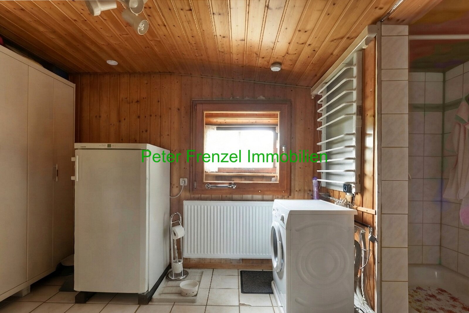 Ihr neues Paradies im Grünen: Charmanter Holzbungalow mit Wintergarten