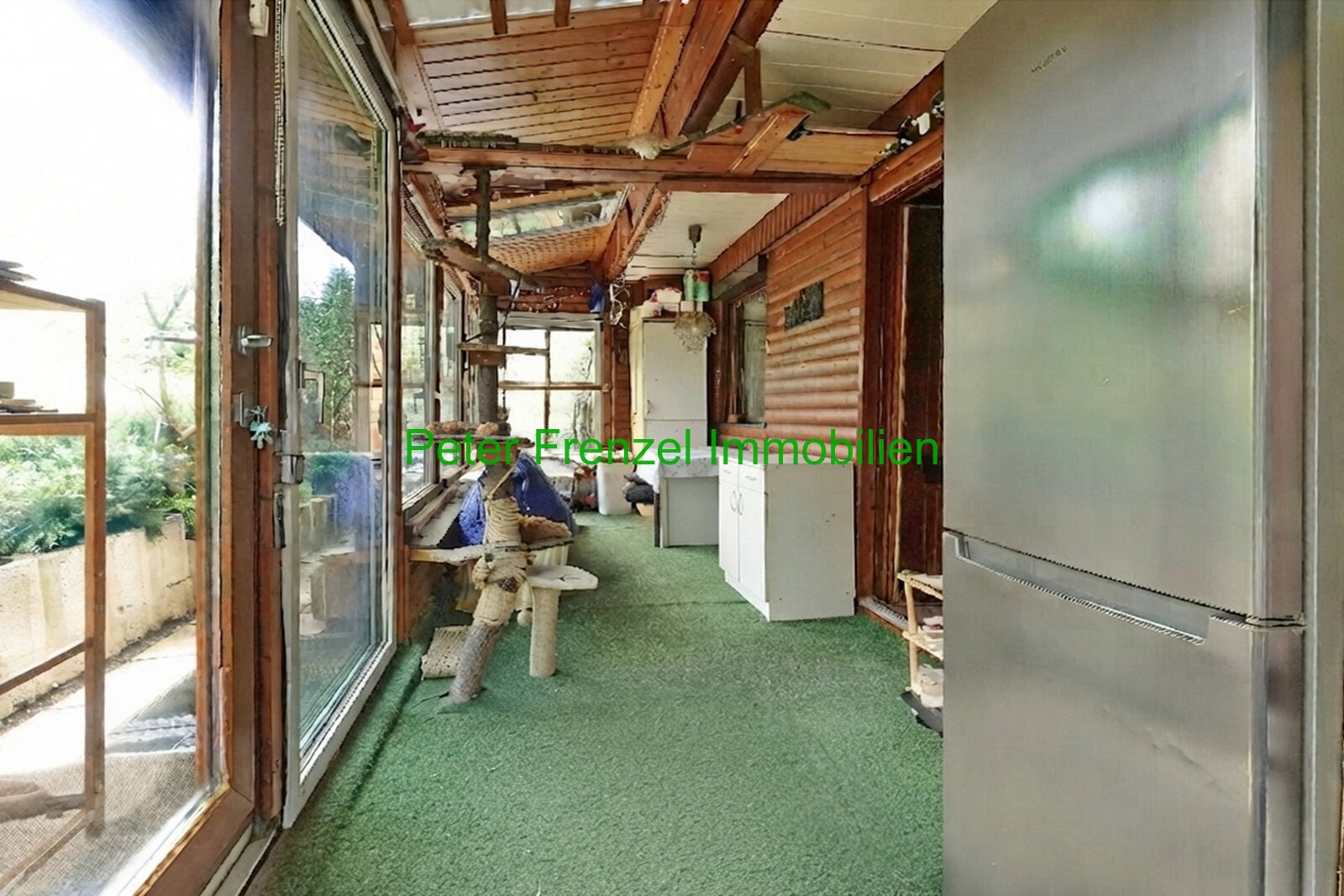 Ihr neues Paradies im Grünen: Charmanter Holzbungalow mit Wintergarten