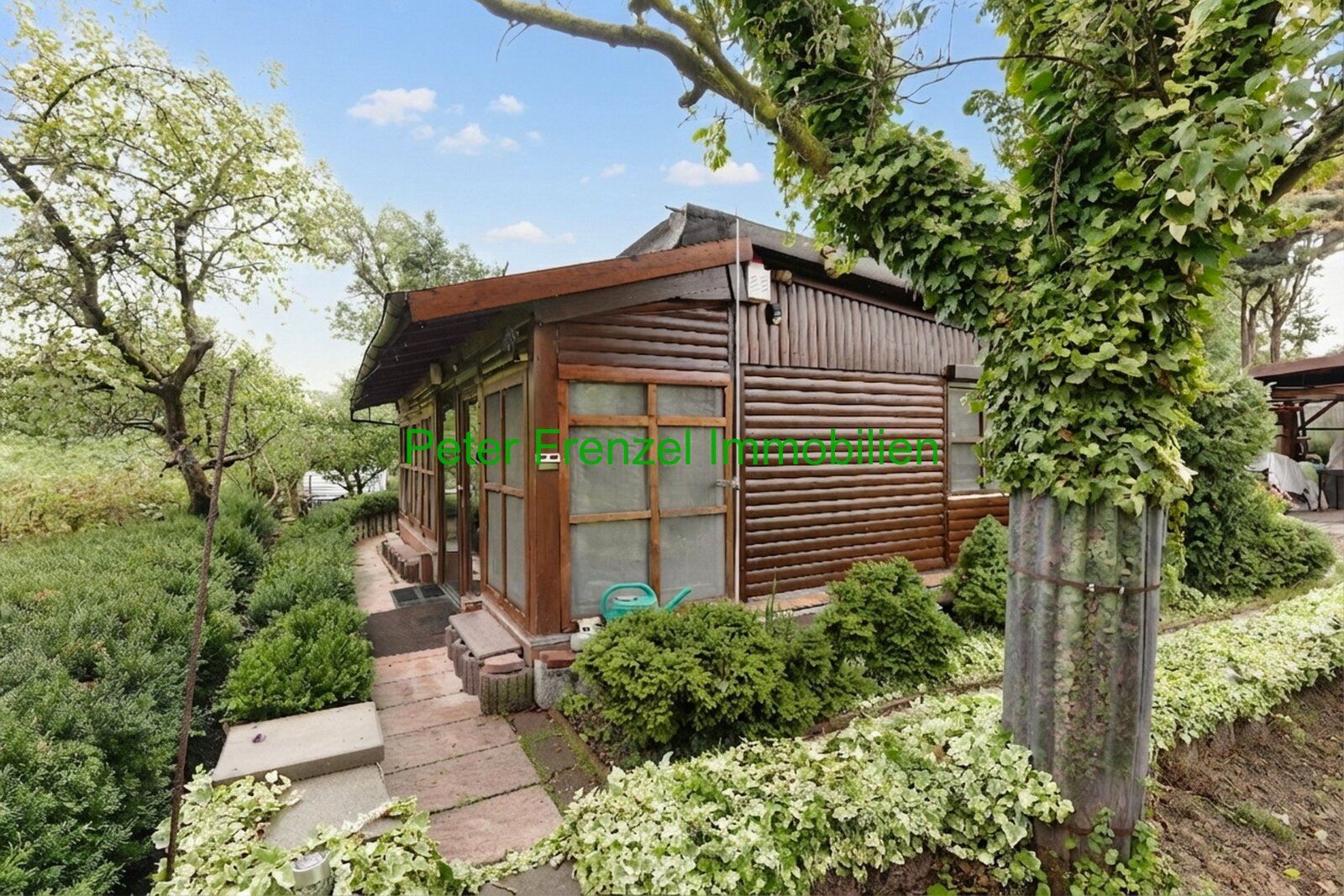 Ihr neues Paradies im Grünen: Charmanter Holzbungalow mit Wintergarten