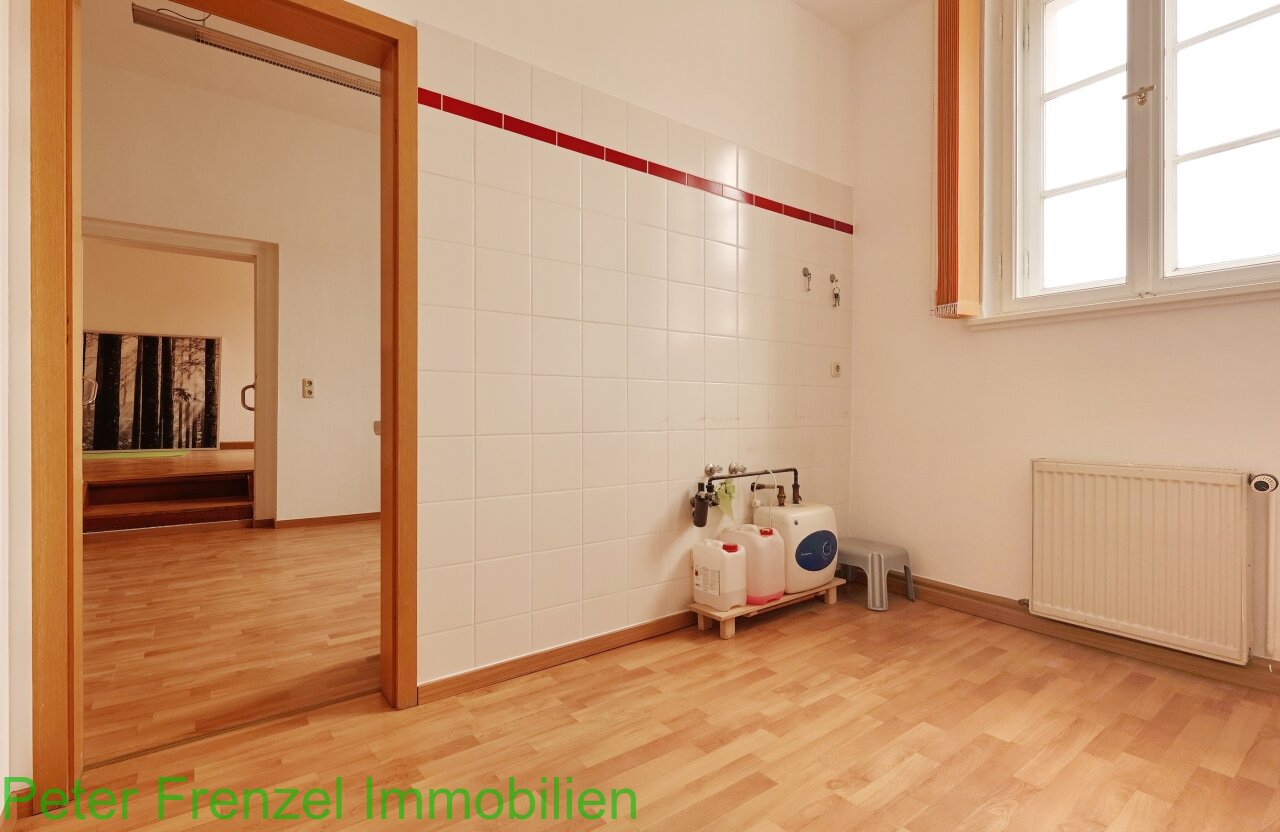 Praxis - Büro = direkt am Markt