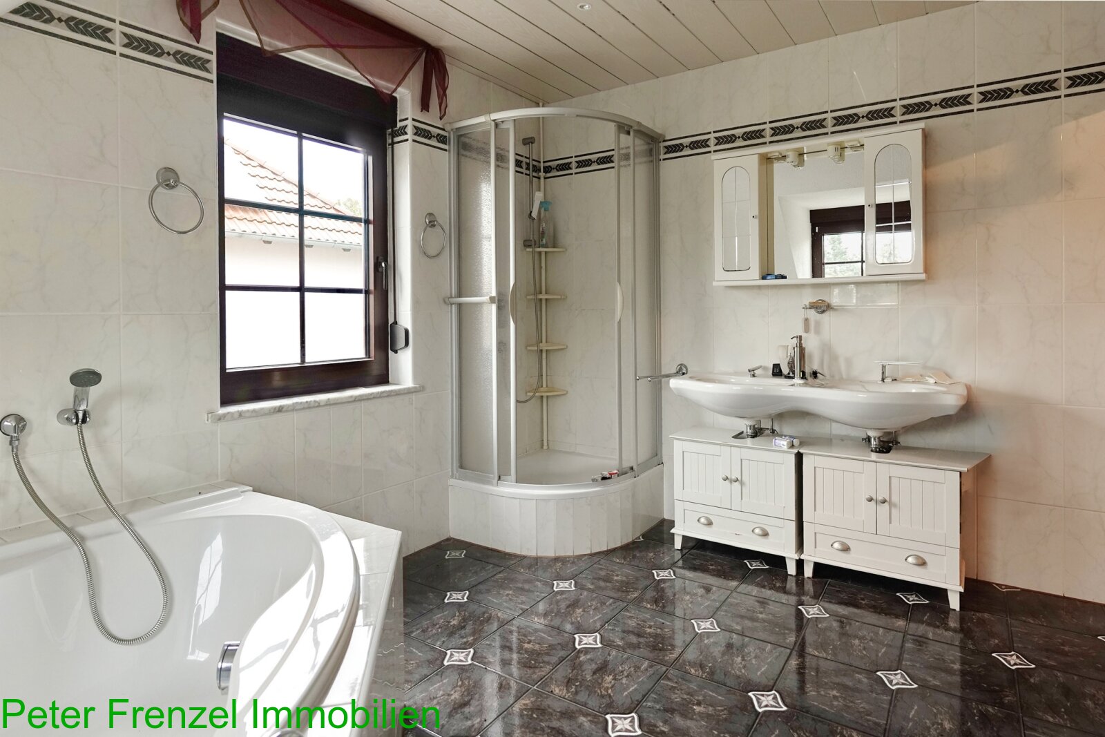 mit Wanne und Dusche mit Wanne und Dusche