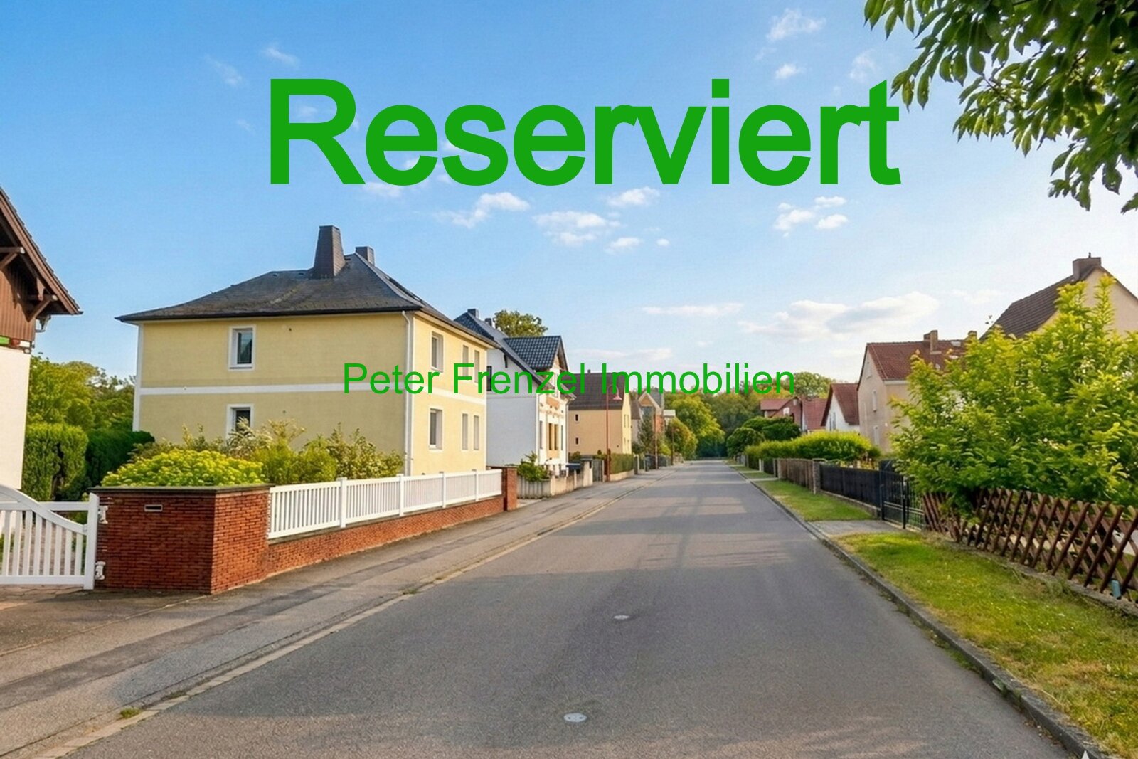 gepflegtes Einfamilienhaus mit Pool, großem Garten und 2 Garagen 