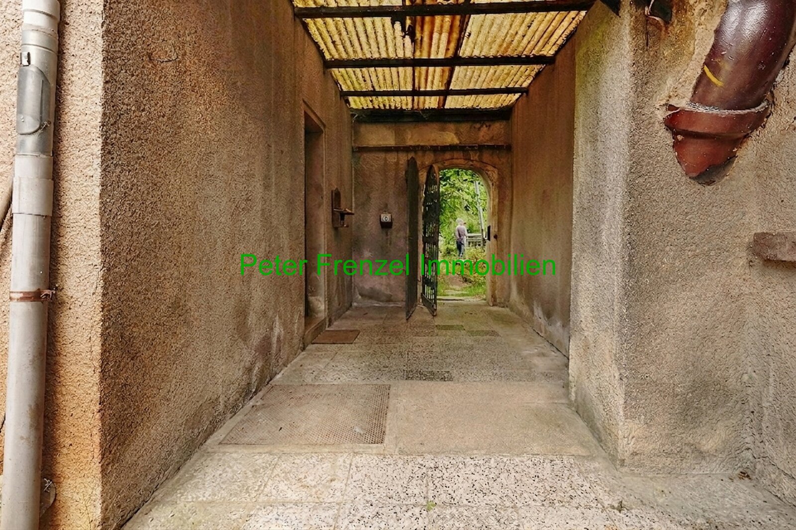 überdachter Durchgang überdachter Durchgang